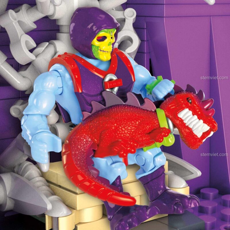 Minifigure Skeletor ngồi trên Ngai vàng Xương trong bộ lắp ráp Hang ổ của Skeletor Mega Bloks.