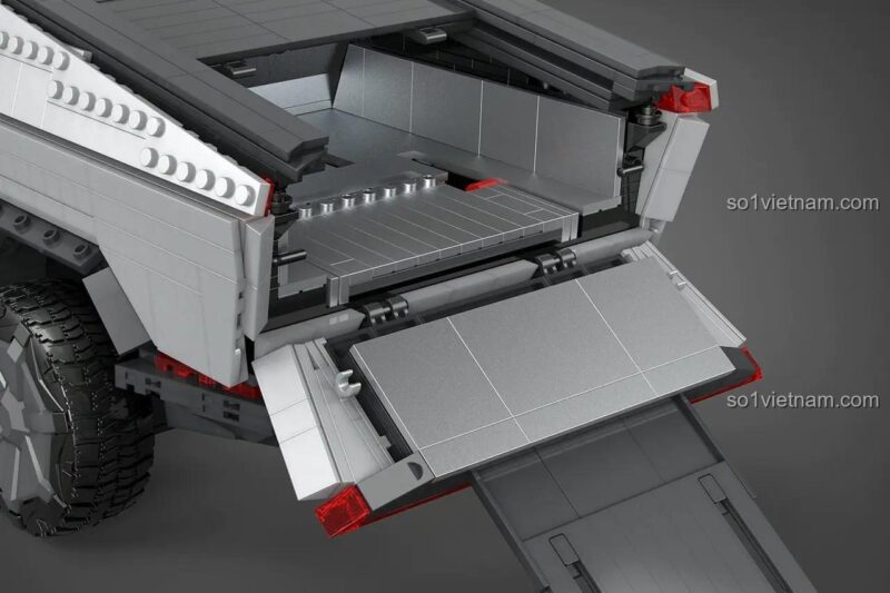 Cửa hậu của mô hình Tesla Cybertruck Mega Bloks GWW84 có thể mở ra, cho thấy khoang chứa đồ
