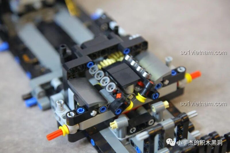 Mô hình MJ 8620A đã hoàn chỉnh lắp ráp, khoe trọn vẹn thiết kế cơ khí Technic.