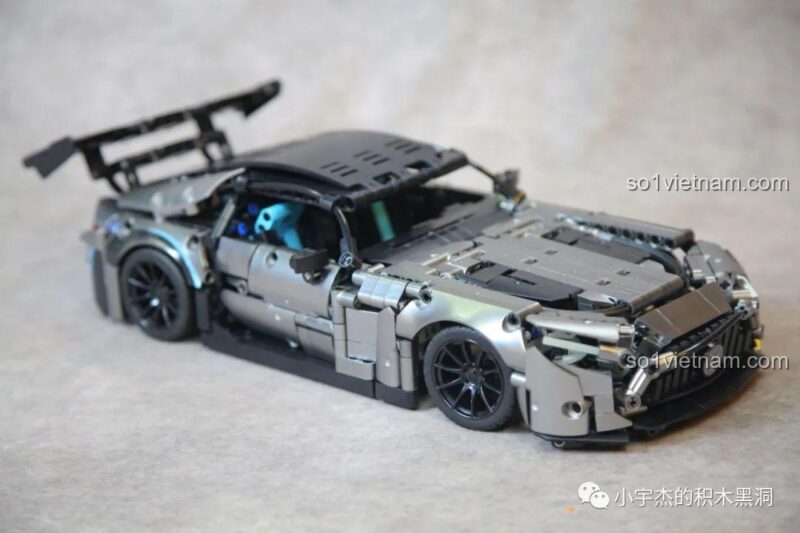 Nội thất chi tiết với vô lăng, bảng điều khiển của Xe thể thao Mercedes-AMG GT 8620A.