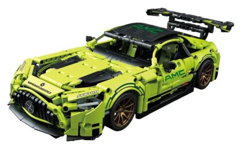Ảnh chính diện bộ lắp ráp Siêu xe Mercedes-AMG GT R 8618 của MJ Blocks màu xanh lá, một món đồ chơi mô hình giá rẻ cho con trai 12 tuổi.