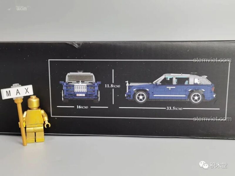 Xe Rolls-Royce Cullinan thật màu xanh đậm đỗ trước tòa nhà có logo Rolls-Royce, biểu tượng của sự xa hoa và quyền lực.