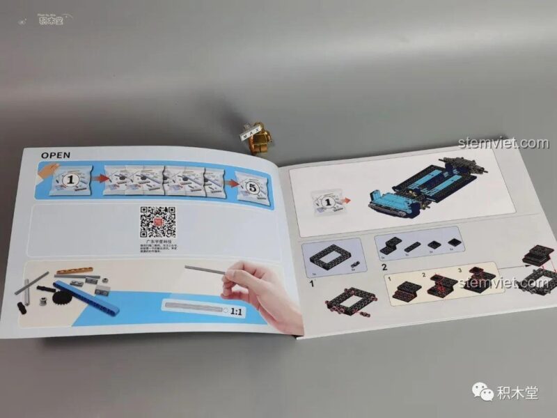 Xe địa hình Rolls-Royce Cullinan 017 - Mặt sau hộp bộ lắp ráp Mould King 10017 Rolls-Royce Cullinan, thể hiện các chi tiết và tính năng nổi bật của mô hình.
