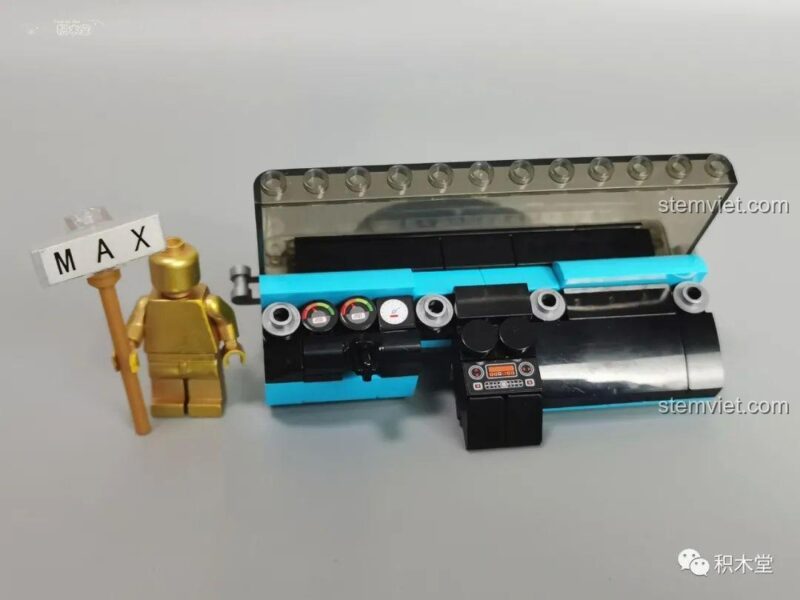 Mô hình Rolls-Royce Cullinan 17 - Hình ảnh thực tế mô hình Rolls-Royce Cullinan Mould King 10017 sau khi lắp ráp, thể hiện chi tiết và chất lượng sản phẩm.