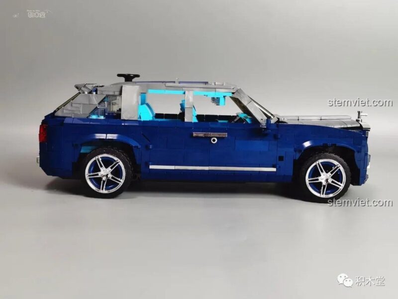 SUV hạng sang Rolls-Royce Cullinan Mould King - Hình ảnh thực tế mô hình Rolls-Royce Cullinan Mould King 10017 sau khi lắp ráp, thể hiện chi tiết và chất lượng sản phẩm.