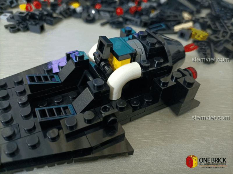Chi tiết động cơ phía sau của mô hình Xe Batmobile Mould King, bộ xếp hình Mould King