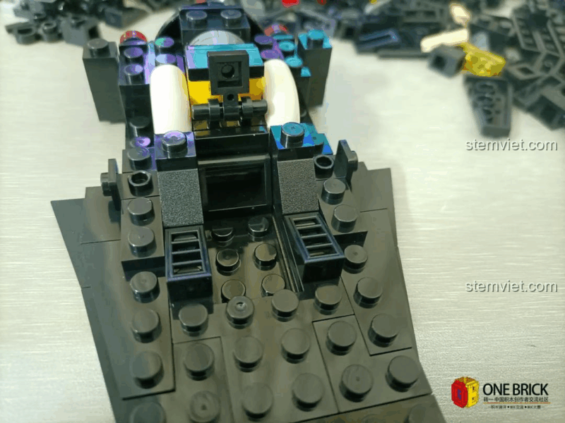 Chi tiết động cơ phía trước của đồ chơi mô hình Xe Batmobile, bộ lắp ghép 20