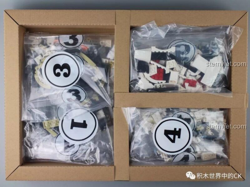 Bên trong hộp bộ đồ chơi Mould King 13103, các túi chi tiết được đánh số rõ ràng để tiện lắp ráp.