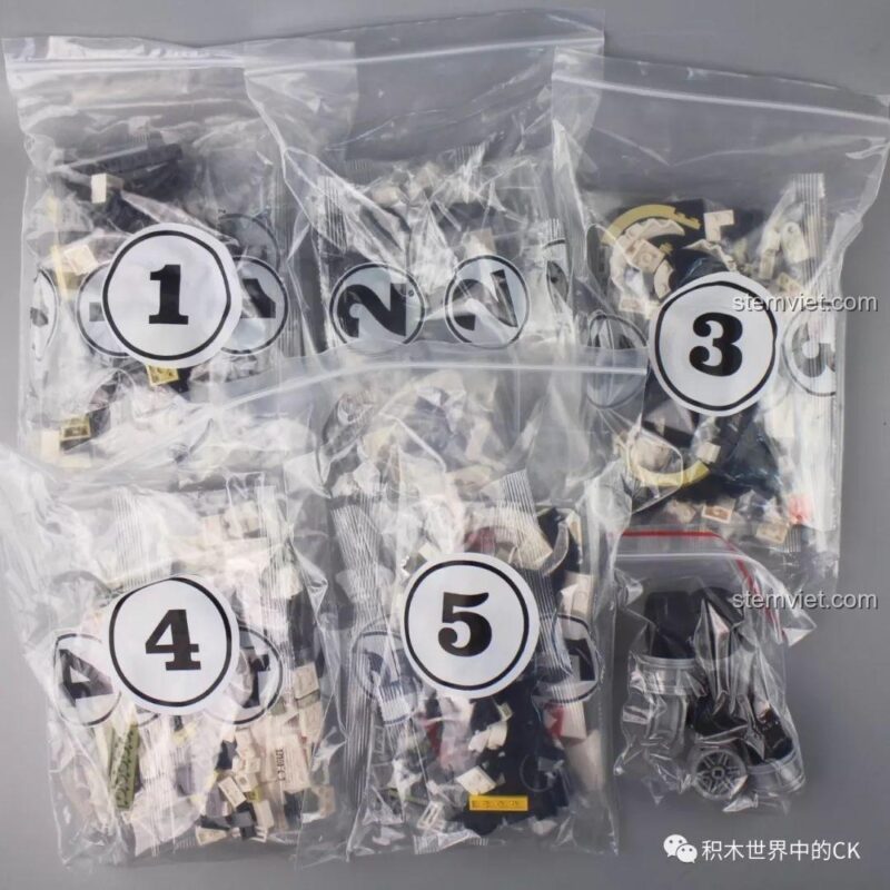 Các túi mảnh ghép được đánh số từ 1 đến 5 của bộ lắp ghép 13103, giúp quá trình lắp ráp dễ dàng hơn.