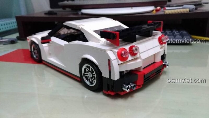 Chi tiết phần đuôi xe của bộ xếp hình Chiến thần tốc độ GTR R35 với cụm đèn hậu tròn đặc trưng và cánh gió lớn.