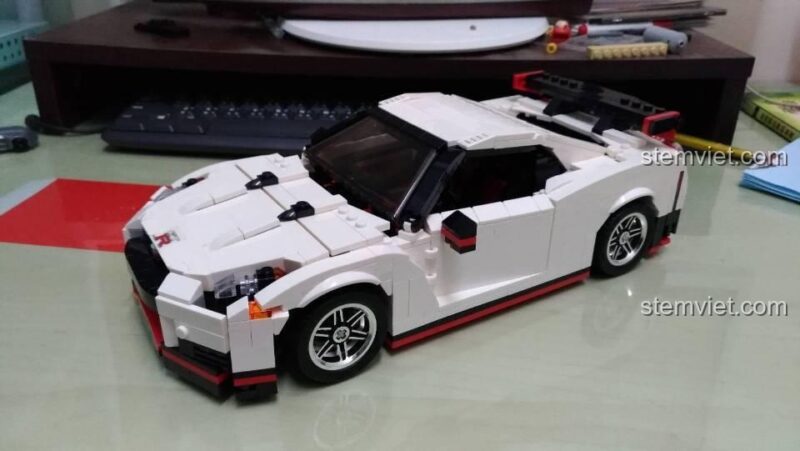 Ảnh review Xe đua Nissan GTR R35 Mould King, góc nhìn 3/4 từ phía trước, làm nổi bật các đường nét khí động học.