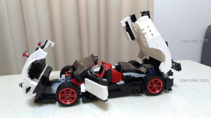 Ảnh thực tế đồ chơi mô hình Mould King 13105 Pagani Zonda Cinque Roadster, các cửa và nắp capo đều mở được.