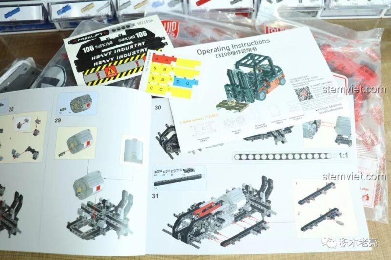 Sách hướng dẫn lắp ráp chi tiết của bộ lắp ráp xe nâng hàng Mould King 13106, giúp bé trai 8 tuổi dễ dàng hoàn thành mô hình.
