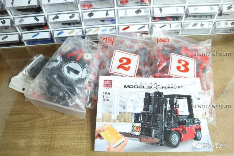 Các túi mảnh ghép số 1, 2, 3 của bộ lắp ráp xe nâng hàng Mould King 13106, sẵn sàng cho quá trình lắp ráp đồ chơi mô hình.