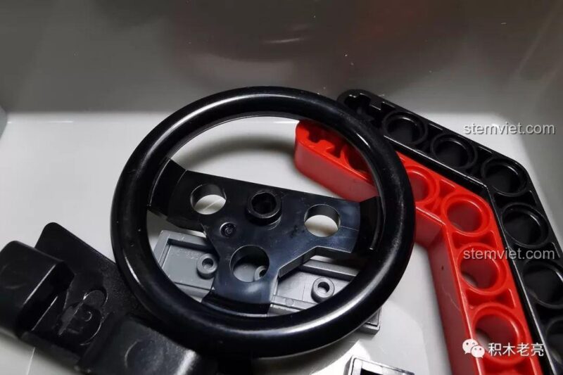 Vô lăng và ghế lái của mô hình xe nâng hàng Mould King 13106, thể hiện sự tỉ mỉ trong thiết kế đồ chơi mô hình.