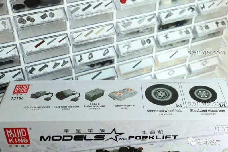 Hộp bộ đồ chơi Mould King 13106 thể hiện các động cơ XL, L và điều khiển từ xa, đảm bảo tính năng mạnh mẽ cho xe nâng Technic.