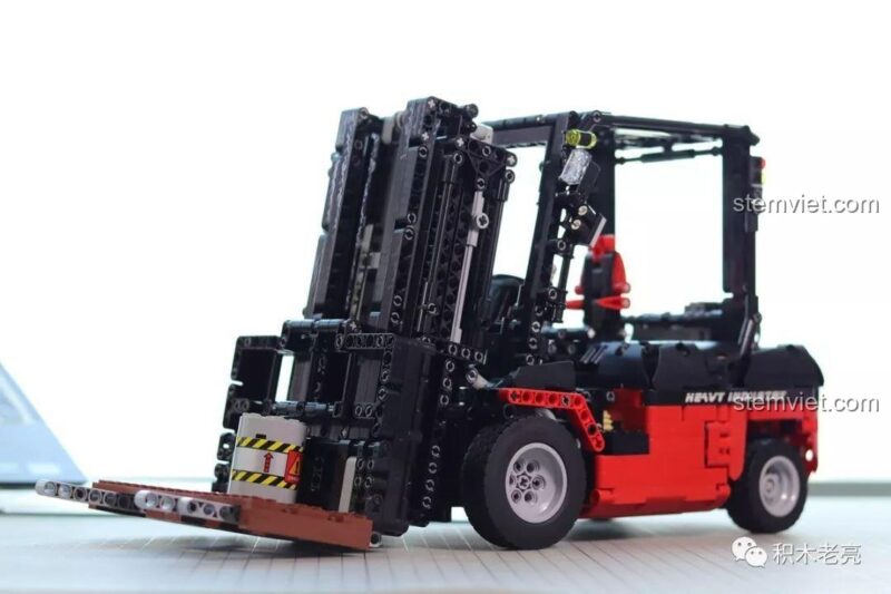 Xe nâng hàng Mould King 13106 hoạt động linh hoạt, thể hiện tính năng điều khiển từ xa và độ chính xác của đồ chơi mô hình.