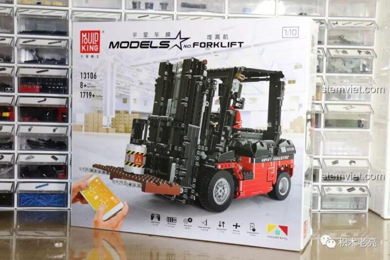Hộp bộ lắp ráp xe nâng hàng Mould King 13106 với 1719 chi tiết, tỉ lệ 1:10, điều khiển từ xa, món quà giá trị cho bé trai 8 tuổi.