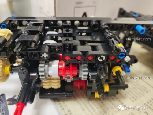 Cận cảnh bộ vi sai và hệ thống truyền động phức tạp của bộ nâng cấp RC 13124D, một thử thách lắp ráp thú vị cho các bạn nam đam mê kỹ thuật.