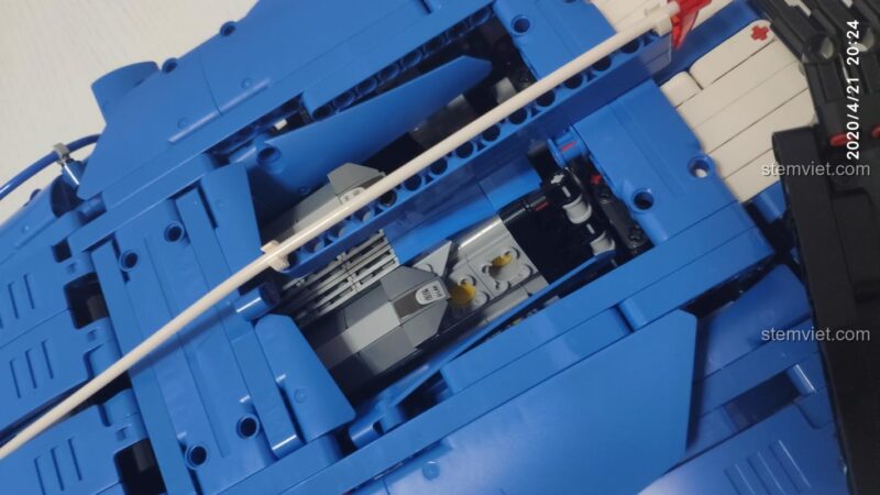 Chi tiết động cơ và khoang nội thất của bộ lắp ráp Bugatti Divo Mould King 13125, thể hiện kỹ thuật tinh xảo, đồ chơi lắp ráp cho bé trai 8 tuổi, giá tốt
