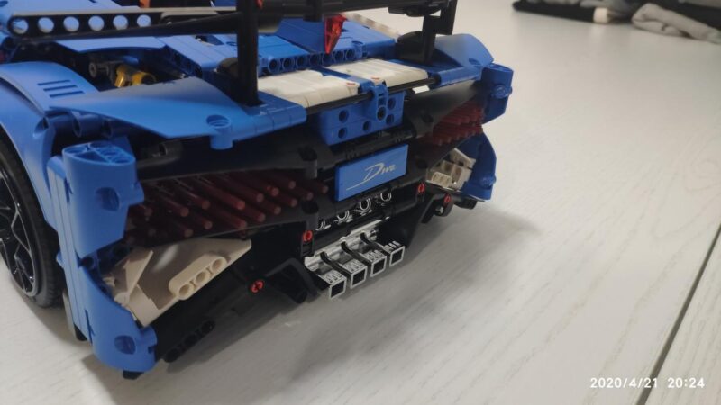 Đồ chơi mô hình Bugatti Divo Mould King 13125 nhìn từ phía sau, chi tiết ống xả và đèn hậu, bộ đồ chơi siêu xe cho bé trai 8 tuổi, giá rẻ