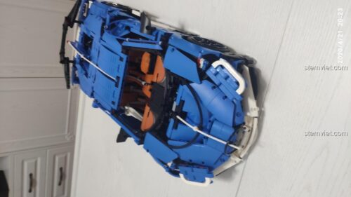 Bộ lắp ráp Bugatti Divo Mould King 13125 từ góc nhìn bên hông, thể hiện thiết kế tinh xảo của siêu xe, đồ chơi lắp ráp cho bé trai 8 tuổi, đáng tiền