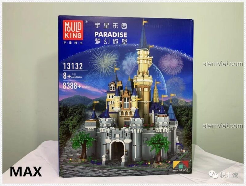 Ảnh review thực tế hộp đồ chơi lắp ghép Tòa lâu đài nguy nga Mould King 13132, cho thấy kích thước lớn của vỏ hộp.