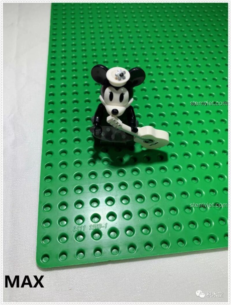Minifigure Chuột Mickey cầm đàn guitar đi kèm trong bộ Lâu đài Disney 13132.
