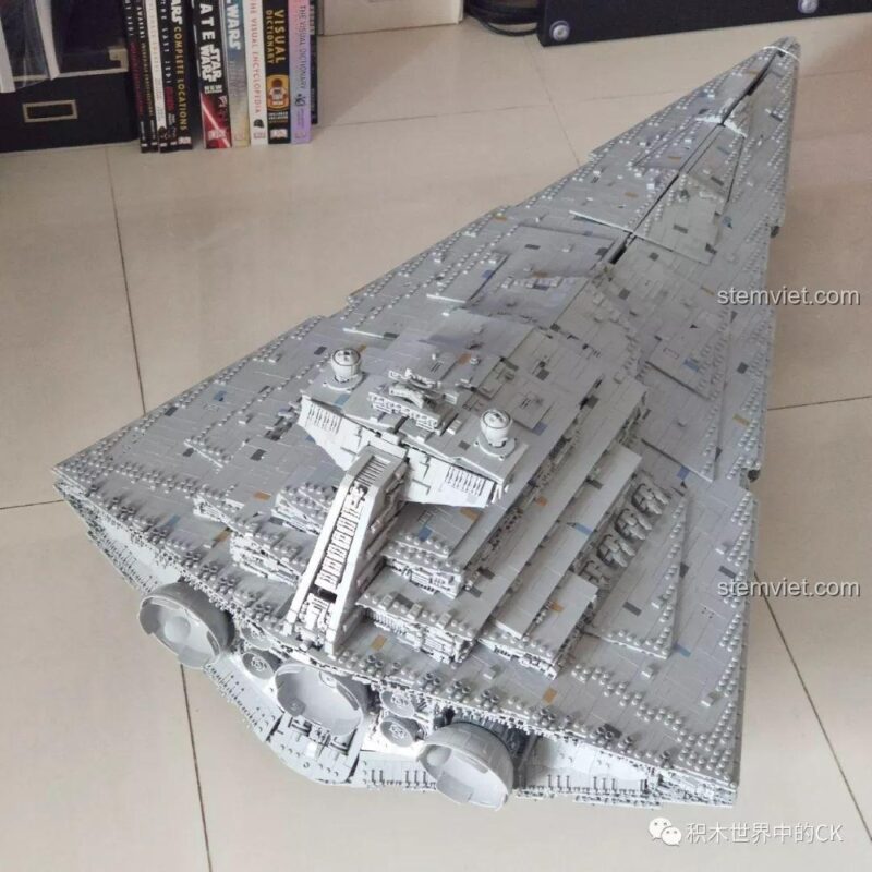 Các tấm vỏ trên bề mặt của mô hình Mould King 13135 Tàu khu trục Ngôi sao Hoàng gia Monarch, chi tiết tinh xảo