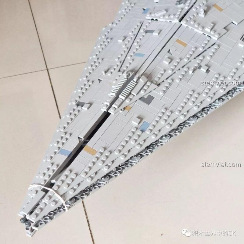 Các tháp pháo trên mô hình Mould King 13135 Tàu khu trục Ngôi sao Hoàng gia Monarch, tái hiện chân thực