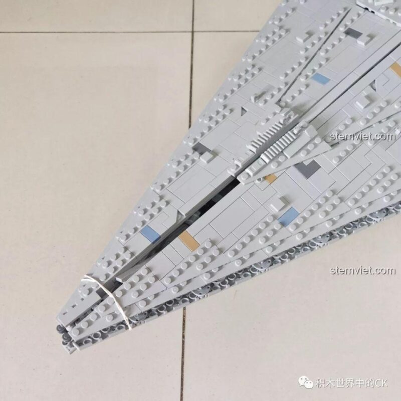 Cầu tàu chính của mô hình Mould King 13135 Tàu khu trục Ngôi sao Hoàng gia Monarch, trung tâm điều khiển