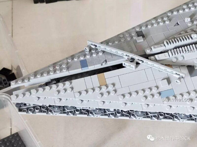 Mặt trên của bộ lắp ghép Mould King 13135 Tàu khu trục Ngôi sao Hoàng gia Monarch đang hoàn thiện, chi tiết phức tạp