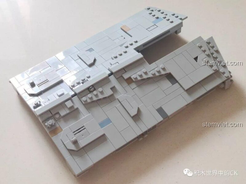 Phần trên của mô hình Mould King 13135 Tàu khu trục Ngôi sao Hoàng gia Monarch đang được lắp ráp, cho người lớn và thanh niên