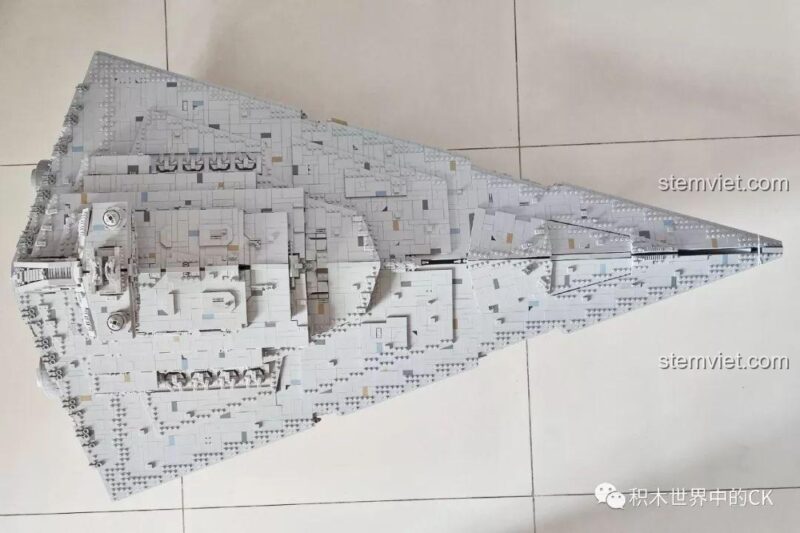 Chi tiết cầu tàu và các tháp pháo của mô hình Mould King 13135 Tàu khu trục Ngôi sao Hoàng gia Monarch, độ chi tiết cao