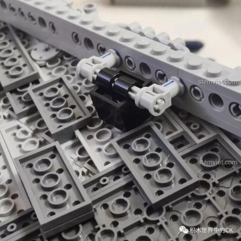 Phần vỏ đang được hoàn thiện của bộ lắp ghép Mould King 13135 Tàu khu trục Ngôi sao Hoàng gia Monarch, mô hình khổng lồ