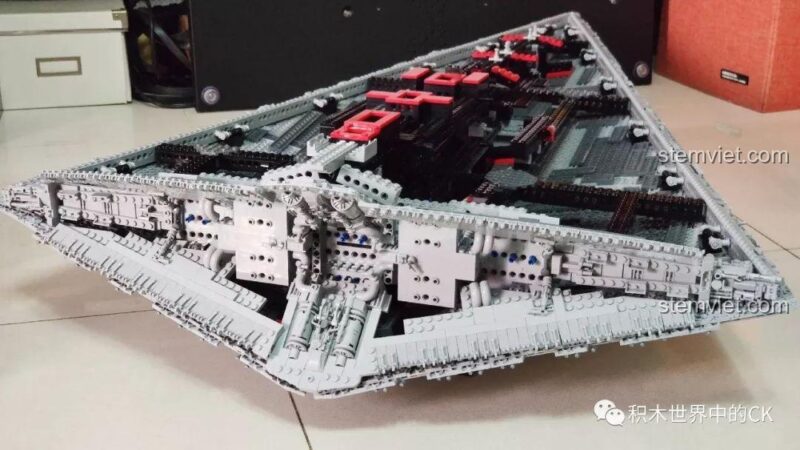 Hai phần vỏ bên hông của bộ xếp hình Mould King 13135 Tàu khu trục Ngôi sao Hoàng gia Monarch, đối xứng hoàn hảo
