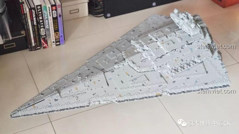 Mặt trước của mô hình Mould King 13135 Tàu khu trục Ngôi sao Hoàng gia Monarch, chi tiết cầu tàu