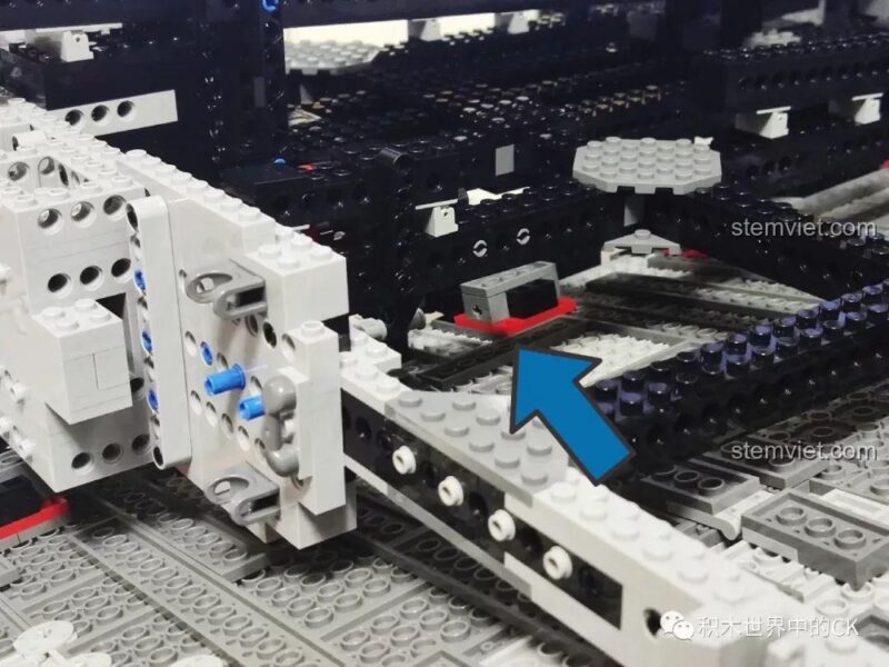 Chi tiết kết nối của bộ lắp ghép Mould King 13135 Tàu khu trục Ngôi sao Hoàng gia Monarch, đảm bảo độ chắc chắn
