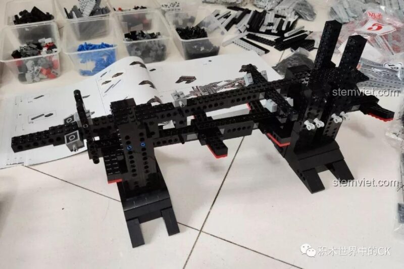 Các túi mảnh ghép của bộ lắp ghép Mould King 13135 Tàu khu trục Ngôi sao Hoàng gia Monarch, hơn 11.000 chi tiết