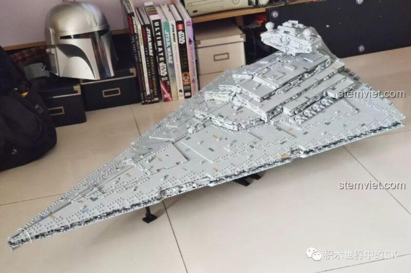 Mô hình Mould King 13135 Tàu khu trục Ngôi sao Hoàng gia Monarch trên giường, so sánh kích thước với người