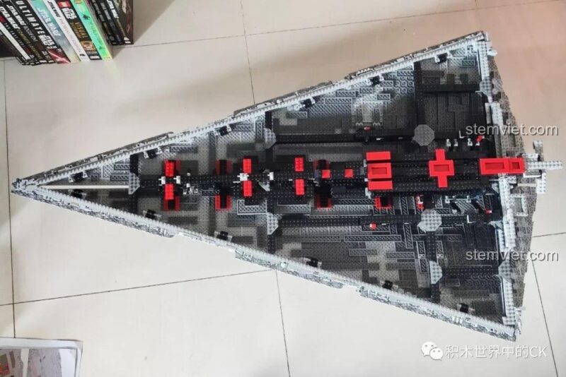 Mô hình Mould King 13135 Tàu khu trục Ngôi sao Hoàng gia Monarch đang được lắp ráp, sách hướng dẫn mở