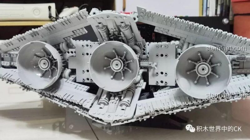 Hai động cơ đang được lắp ráp của bộ lắp ghép Mould King 13135 Tàu khu trục Ngôi sao Hoàng gia Monarch, đồ chơi lắp ráp đáng tiền