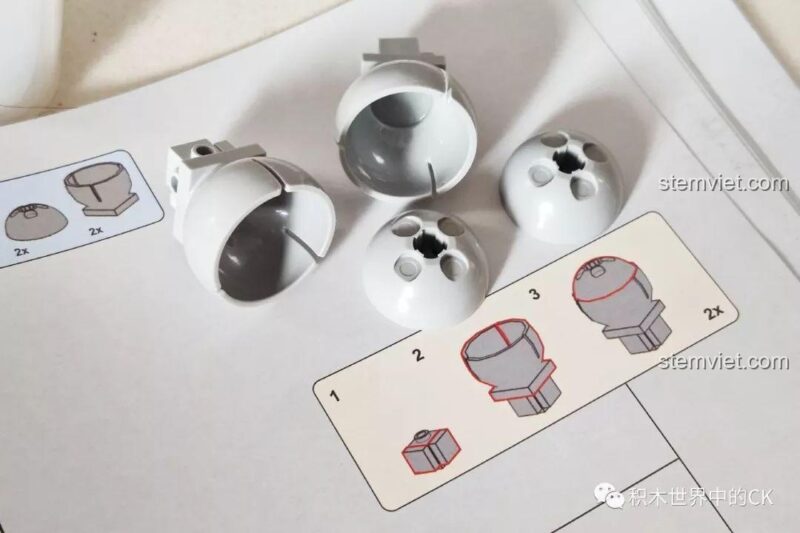 Mô hình hoàn chỉnh Mould King 13135 Tàu khu trục Ngôi sao Hoàng gia Monarch trên giá đỡ, thể hiện kích thước