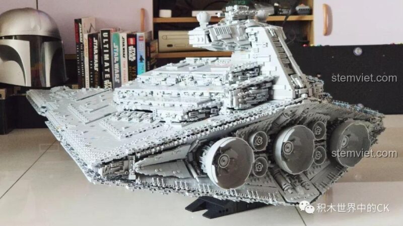 Mũi tàu của mô hình Mould King 13135 Tàu khu trục Ngôi sao Hoàng gia Monarch, thiết kế sắc nét