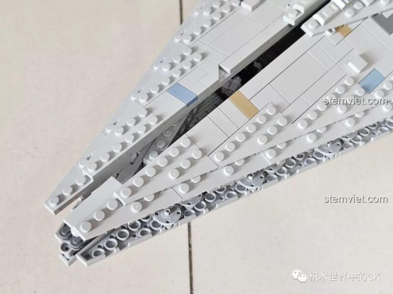 Góc nhìn nghiêng của cầu tàu Mould King 13135 Tàu khu trục Ngôi sao Hoàng gia Monarch, chi tiết tinh xảo