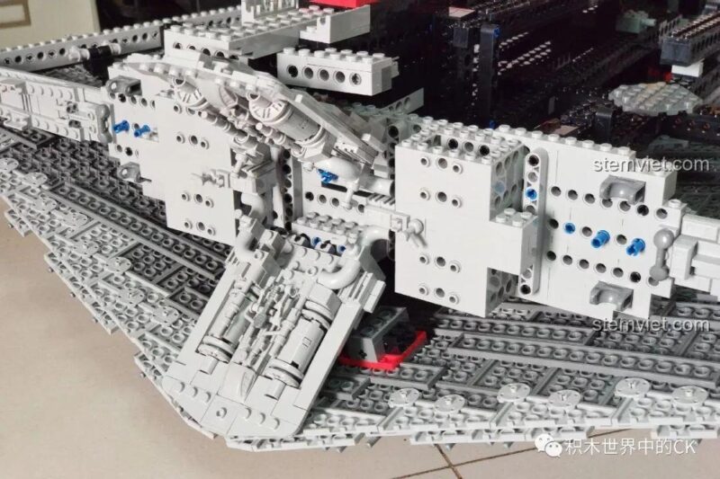 Mặt dưới của đồ chơi mô hình Mould King 13135 Tàu khu trục Ngôi sao Hoàng gia Monarch, cấu trúc phức tạp