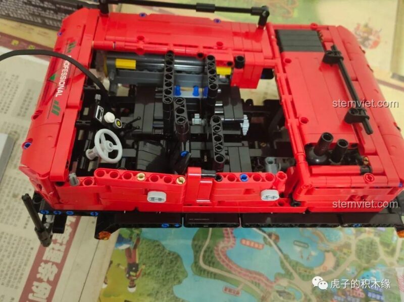 Cabin xe đang được lắp ráp của Mould King Xe Tải Địa Hình 8x8 Khớp Nối, chi tiết tỉ mỉ, mang lại trải nghiệm lắp ráp chân thực cho bé trai 8 tuổi.