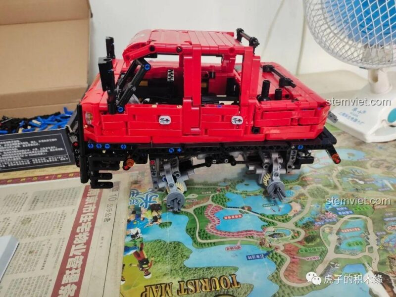 Cận cảnh gầm xe của 13146 bộ đồ chơi Xe Tải Địa Hình 8x8 Khớp Nối, cho thấy hệ thống treo và truyền động phức tạp, đồ chơi mô hình kỹ thuật cao cấp.