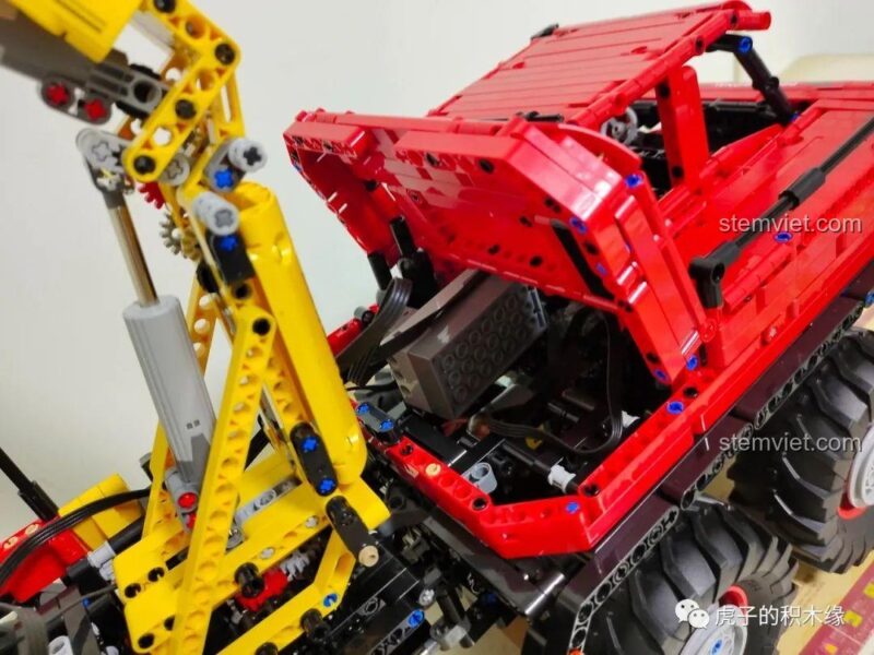 Gầm xe hoàn thiện của Xe Tải Offroad 8x8 bộ đồ chơi Mould King 13146, cho thấy hệ thống treo độc đáo và khả năng vượt địa hình ấn tượng, đồ chơi kỹ thuật cho bé trai.