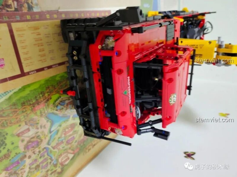 Hệ thống giảm xóc của Mô Hình Xe Tải Khớp Nối đồ chơi lắp ghép Mould King 13146, giúp xe di chuyển êm ái trên mọi địa hình, đồ chơi mô hình điều khiển từ xa chất lượng cao.